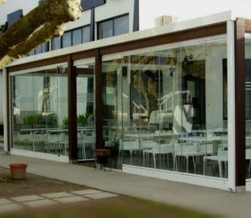 esplanada fechada com cortinas vidro