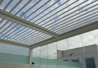 Cobertura amovível com lâminas alumínio