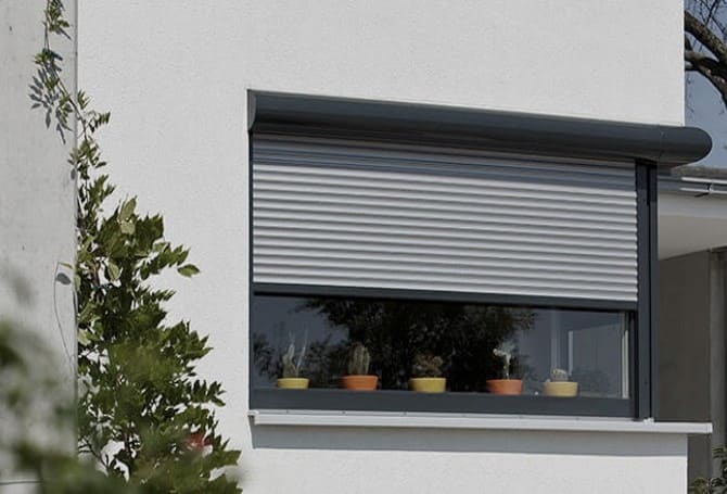 estore compacto com caixa exterior