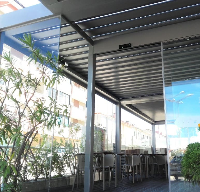 montagem pérgola alumínio bioclimática esplanada Coimbra_img772x740